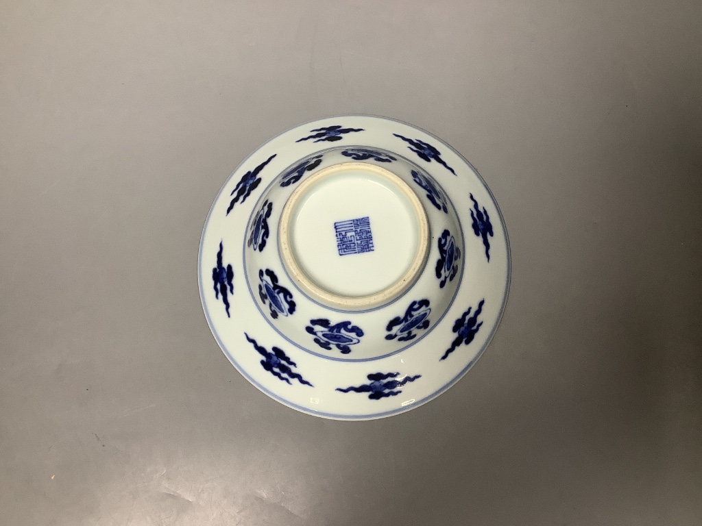 A Chinese blue and white bowl 17.5cm